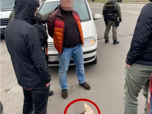 У Києві затримали двох чоловіків, які вимагали у підприємця 700 тис. грн