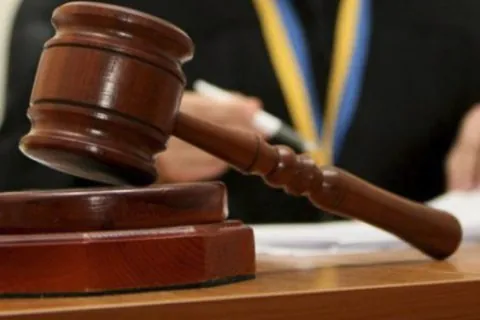 У Києві засудили трьох чоловіків, які заради золотих прикрас вбили жінку