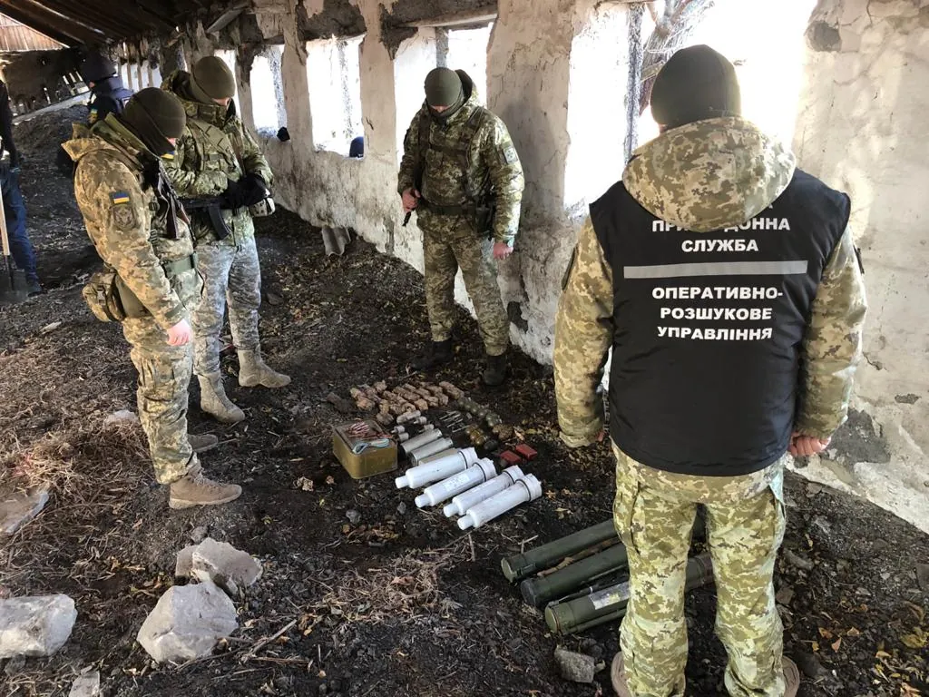 У зруйнованій будівлі на Донеччині виявили схрон бойових гранат та снарядів