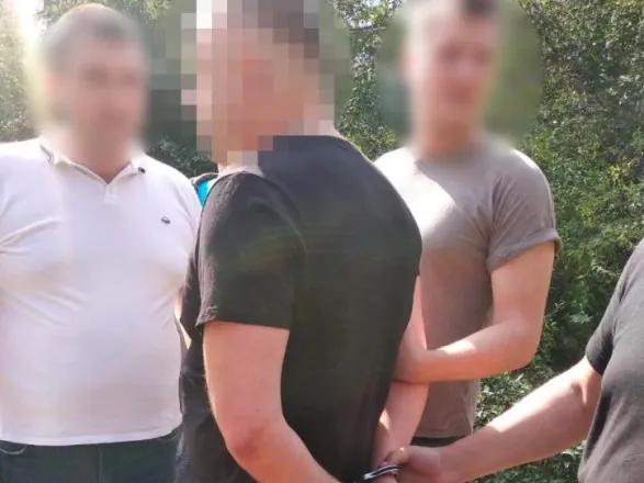 Поранили з невстановленої зброї і викрали BMW: у центрі Харкова на жінку здійснили озброєний напад